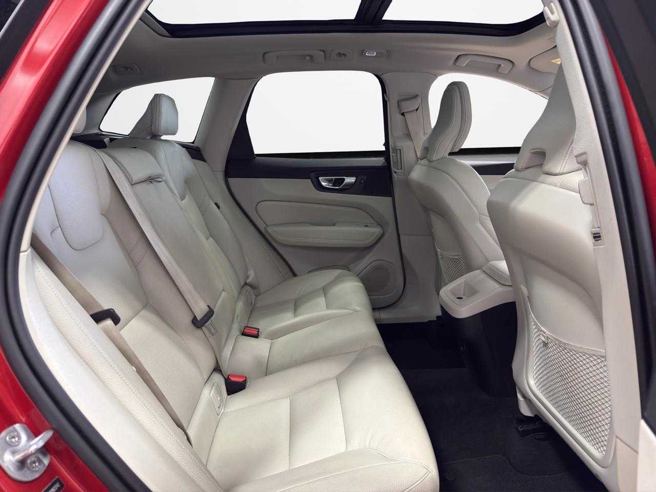 Volvo XC60 B5 AWD Core Dark Theme 2024