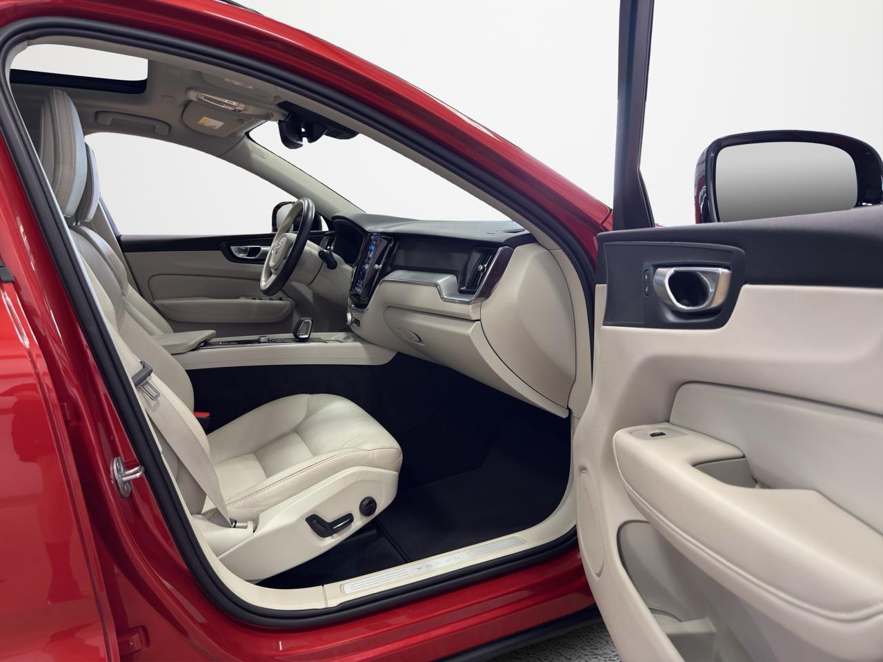 Volvo XC60 B5 AWD Core Dark Theme 2024
