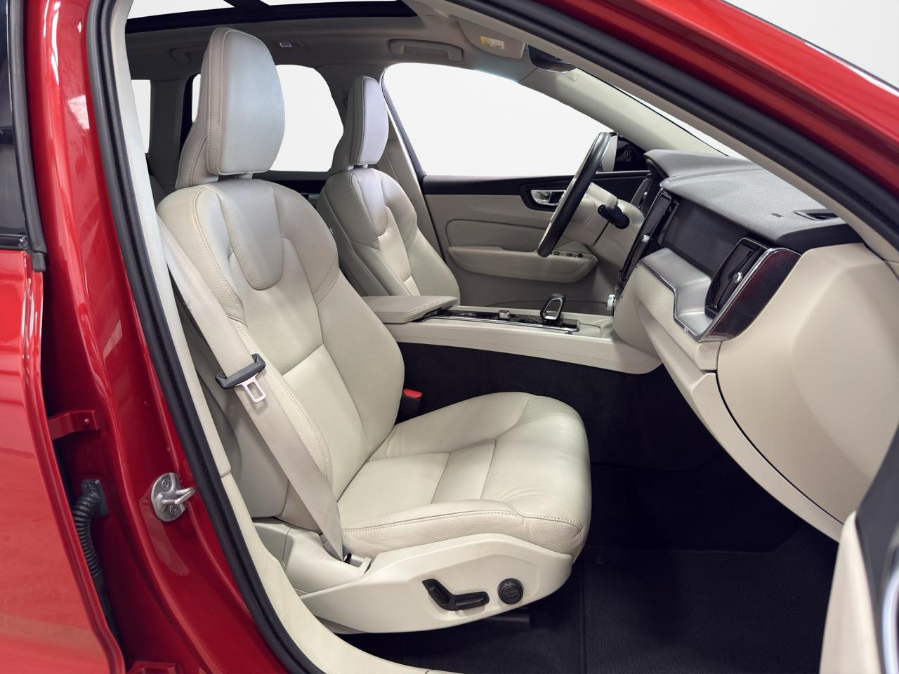 Volvo XC60 B5 AWD Core Dark Theme 2024