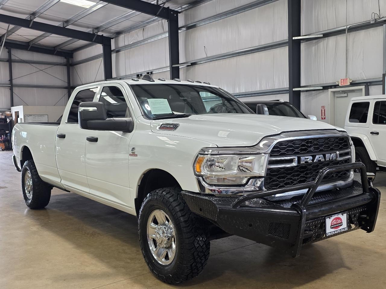 RAM 2500 Tradesman 4x4 Crew Cab 8' Box 2023