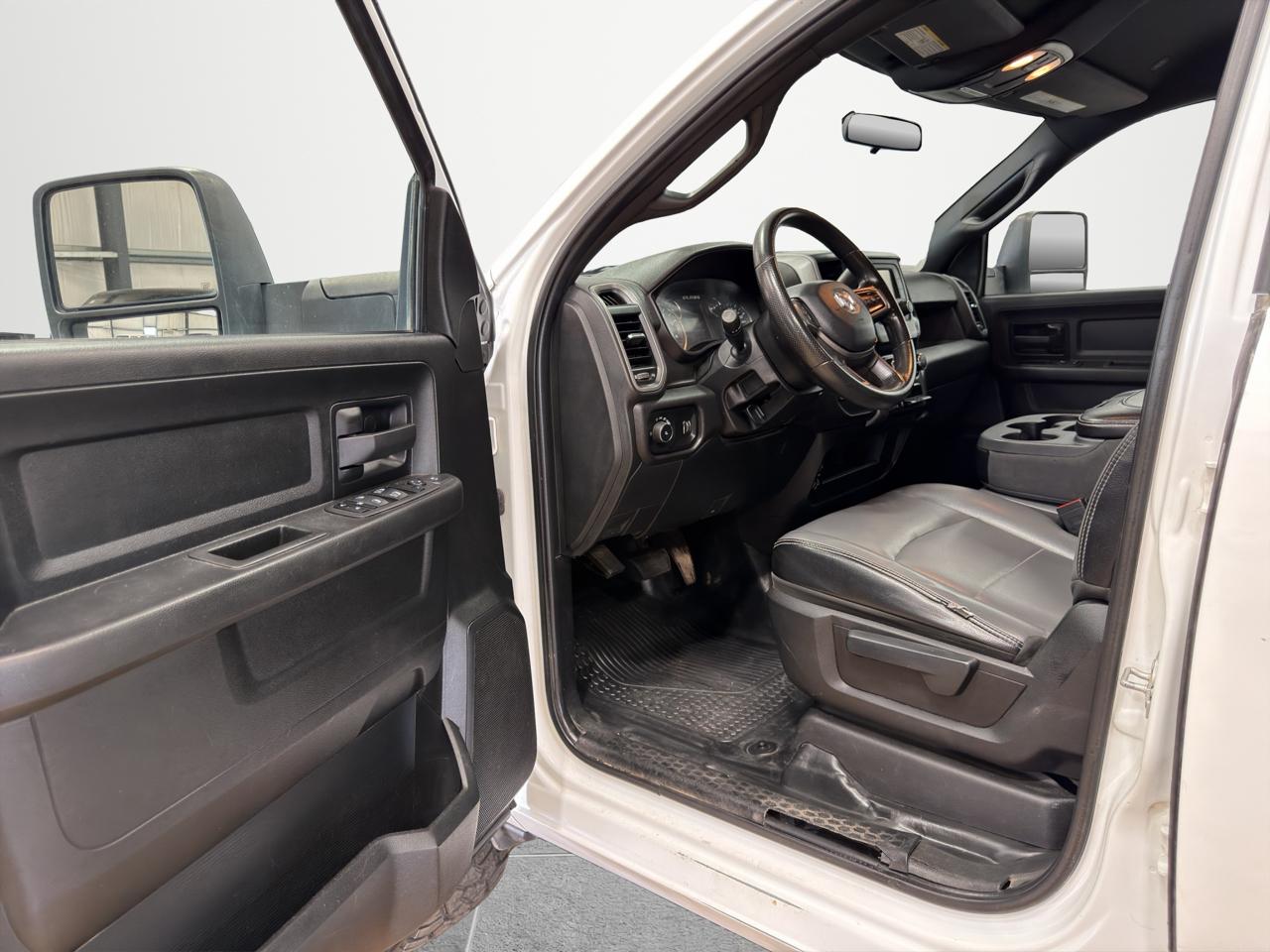 RAM 2500 Tradesman 4x4 Crew Cab 8' Box 2023