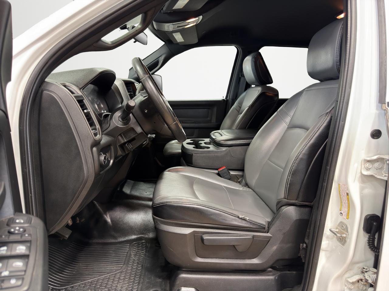 RAM 2500 Tradesman 4x4 Crew Cab 8' Box 2023