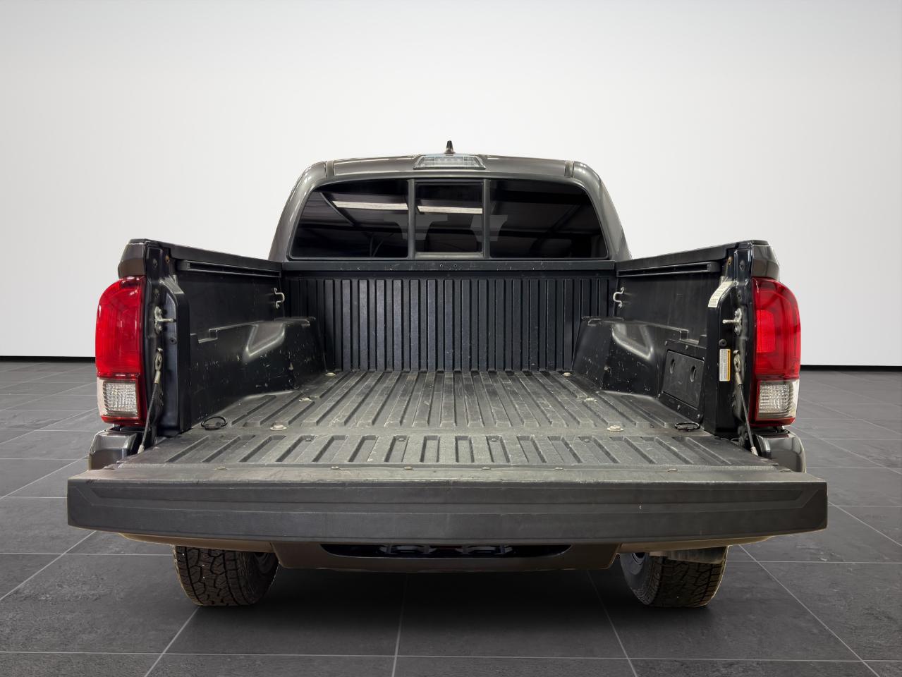 Toyota Tacoma 2WD SR Double Cab 5' Bed AT (Natl) 2021
