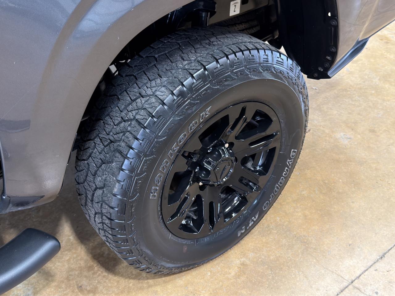 Toyota Tacoma 2WD SR Double Cab 5' Bed AT (Natl) 2021