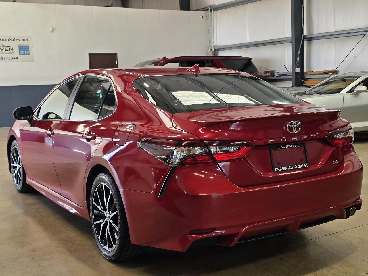 Toyota Camry SE Auto (Natl) 2021