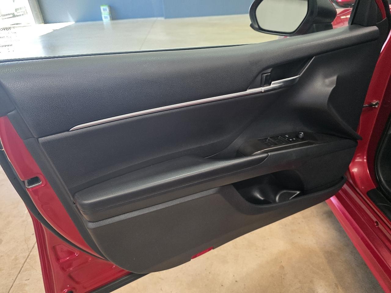 Toyota Camry SE Auto (Natl) 2021