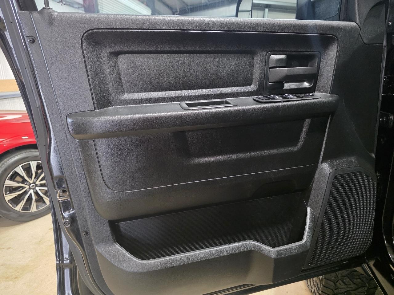 RAM 3500 Tradesman 4x4 Crew Cab 8' Box 2022