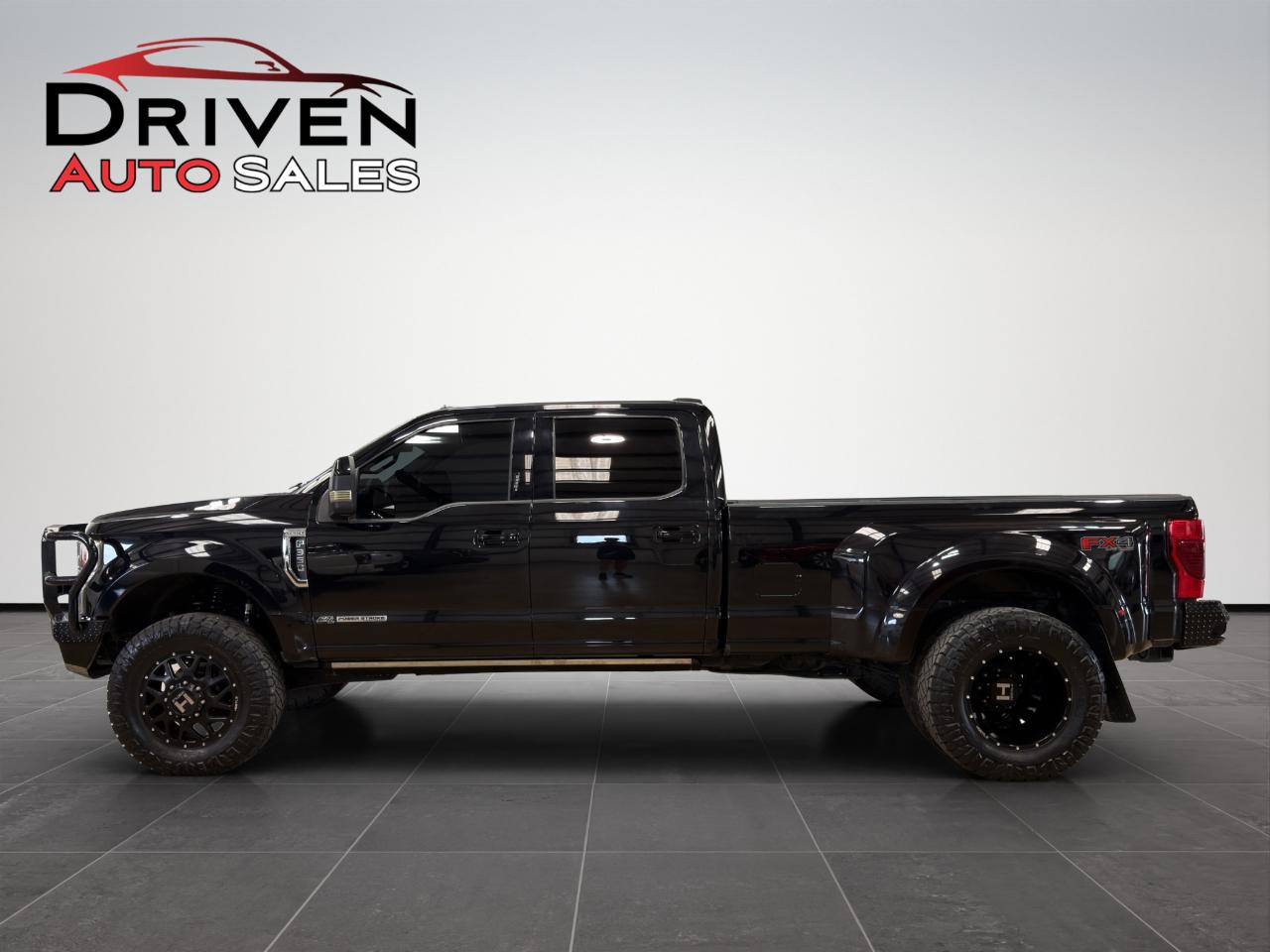 2022 Ford Super Duty F-350 DRW Lariat 4WD Crew Cab 8' Box