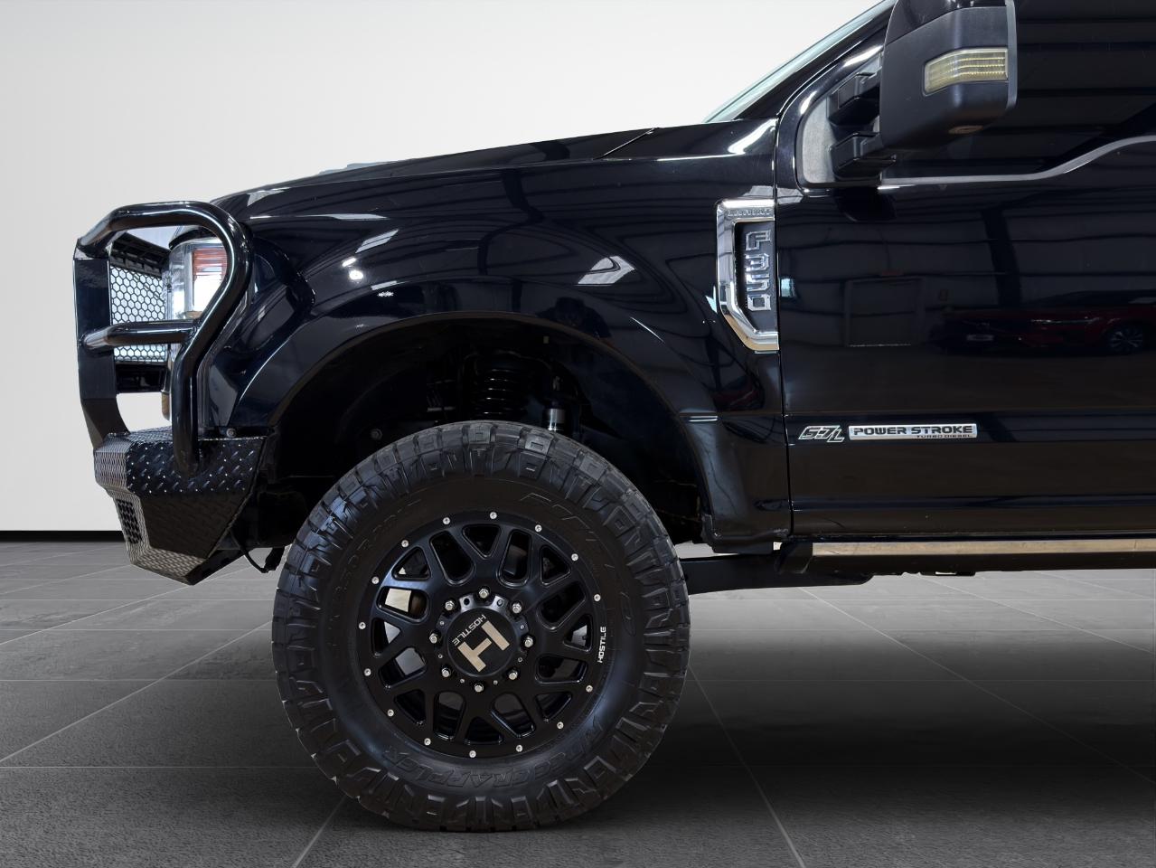 Ford Super Duty F-350 DRW Lariat 4WD Crew Cab 8' Box 2022