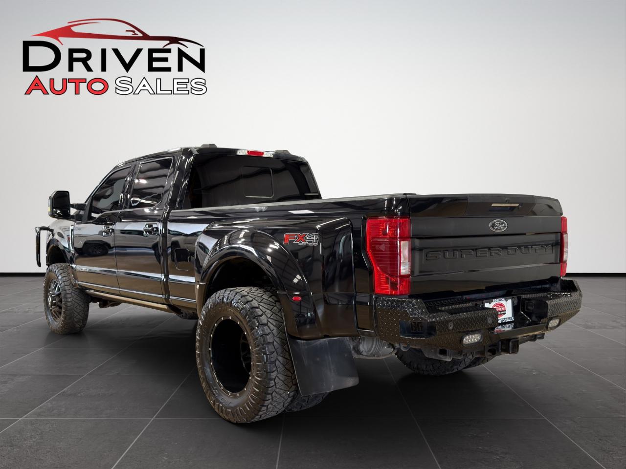 Ford Super Duty F-350 DRW Lariat 4WD Crew Cab 8' Box 2022
