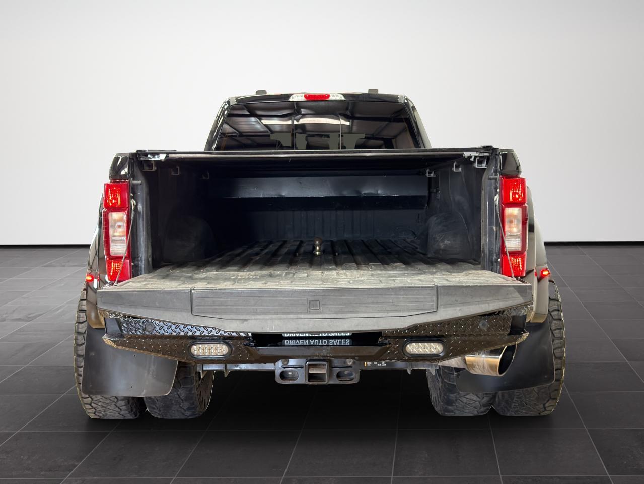 Ford Super Duty F-350 DRW Lariat 4WD Crew Cab 8' Box 2022