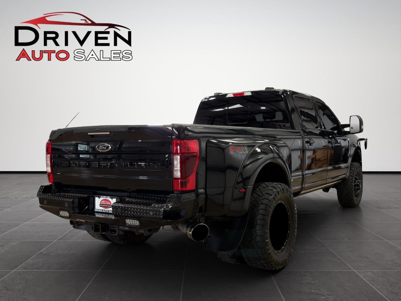 Ford Super Duty F-350 DRW Lariat 4WD Crew Cab 8' Box 2022