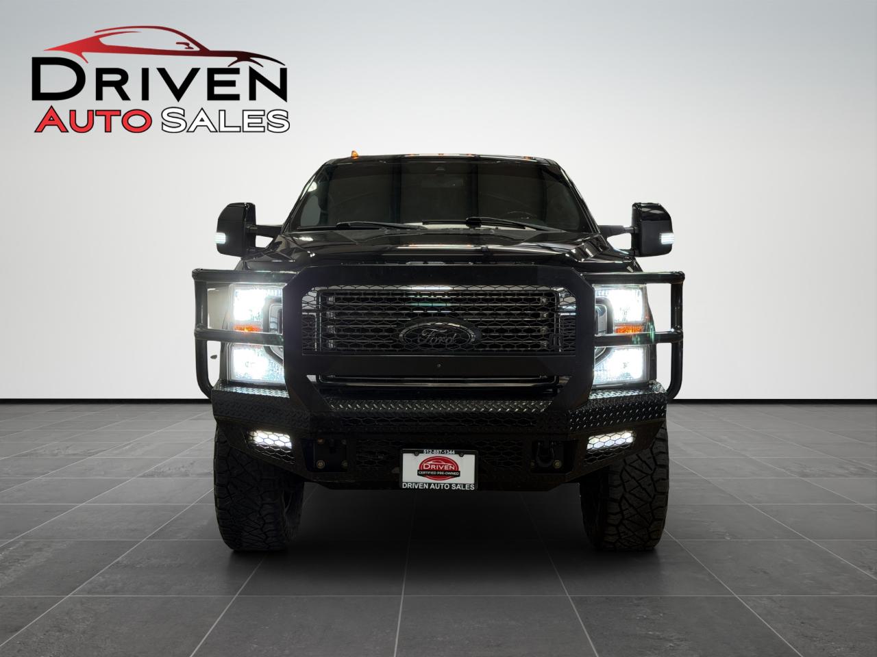 Ford Super Duty F-350 DRW Lariat 4WD Crew Cab 8' Box 2022