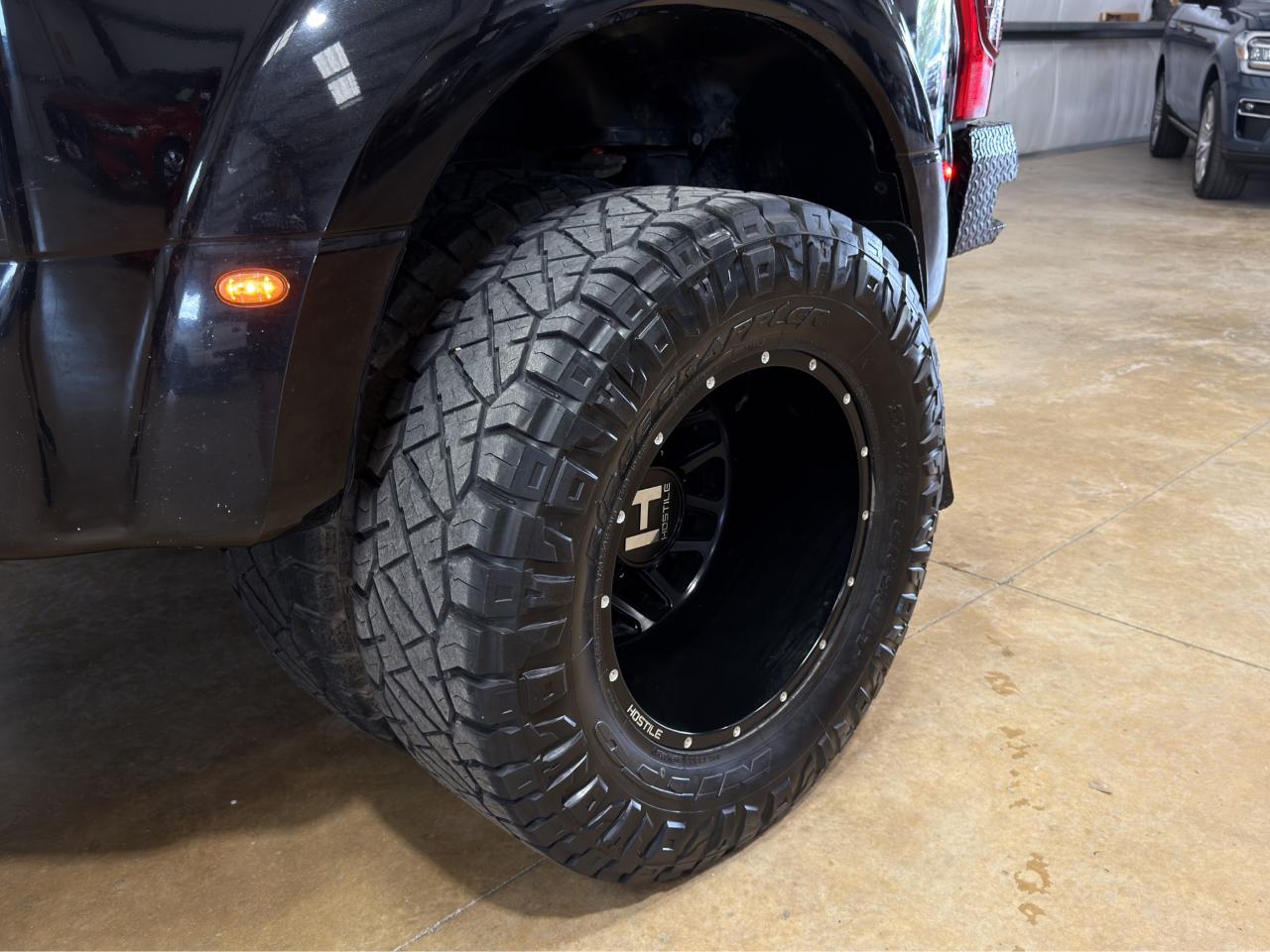 Ford Super Duty F-350 DRW Lariat 4WD Crew Cab 8' Box 2022