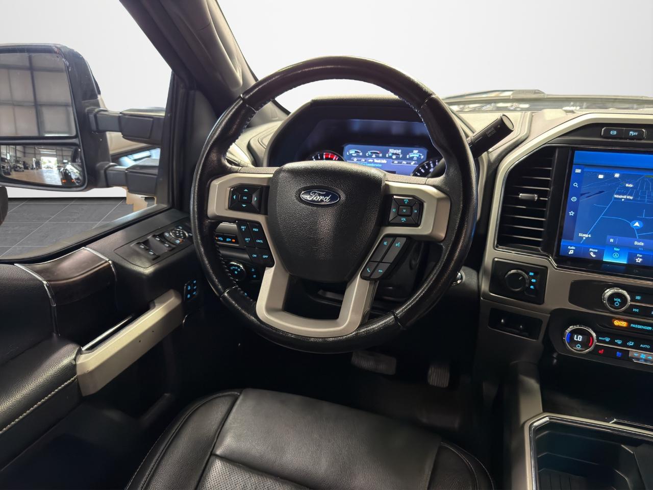 Ford Super Duty F-350 DRW Lariat 4WD Crew Cab 8' Box 2022