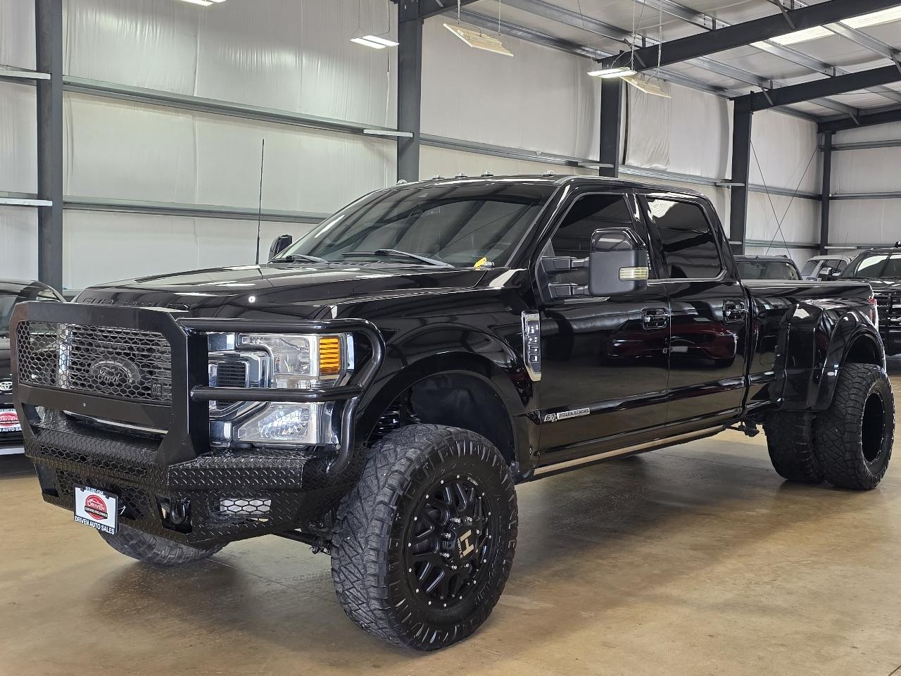 2022 Ford Super Duty F-350 DRW Lariat 4WD Crew Cab 8' Box
