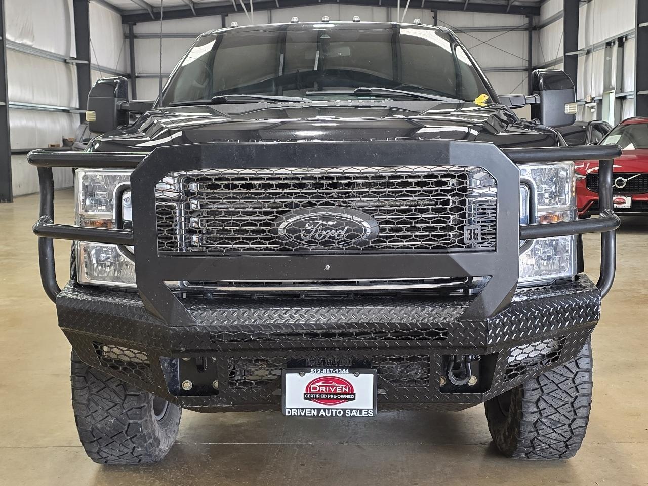 Ford Super Duty F-350 DRW Lariat 4WD Crew Cab 8' Box 2022
