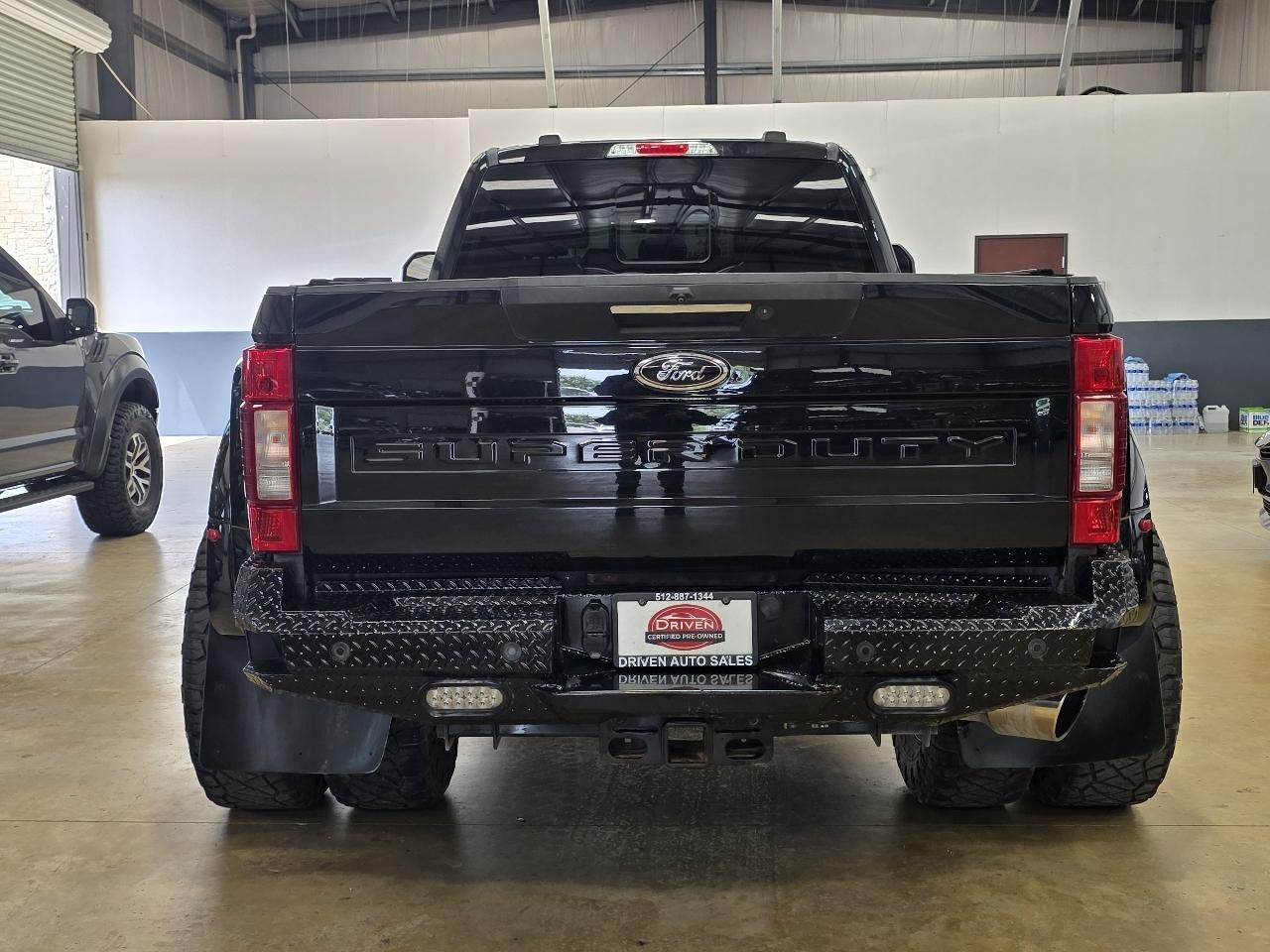 Ford Super Duty F-350 DRW Lariat 4WD Crew Cab 8' Box 2022