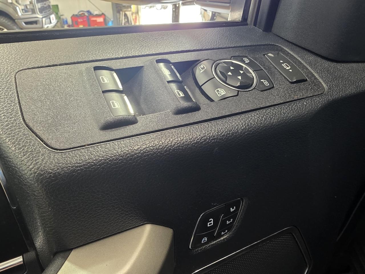 Ford Super Duty F-350 DRW Lariat 4WD Crew Cab 8' Box 2022
