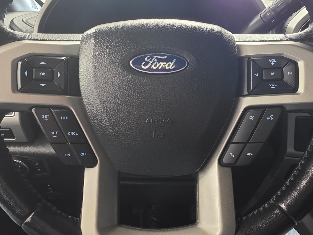 Ford Super Duty F-350 DRW Lariat 4WD Crew Cab 8' Box 2022
