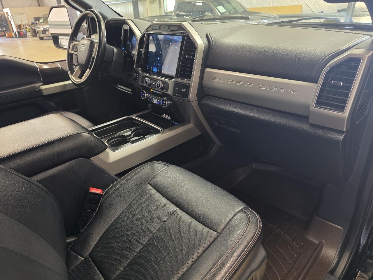 Ford Super Duty F-350 DRW Lariat 4WD Crew Cab 8' Box 2022