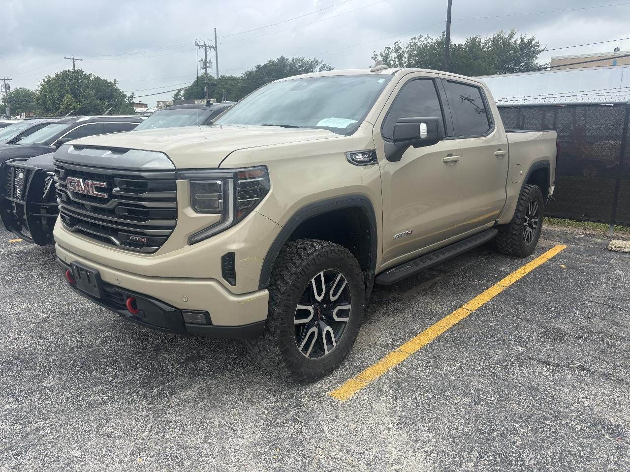 GMC Sierra 1500 4WD Crew Cab 147" AT4 2022