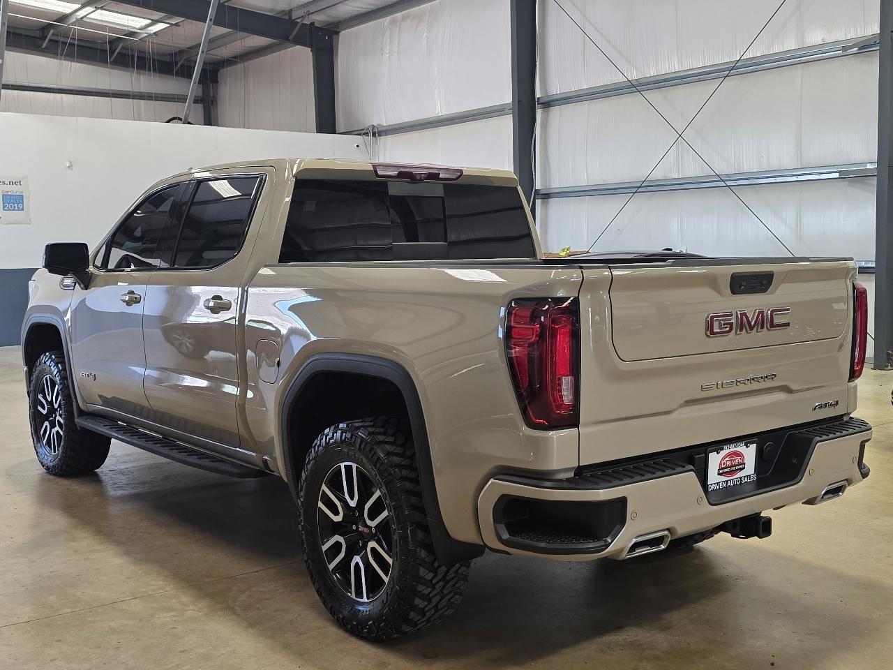 GMC Sierra 1500 4WD Crew Cab 147" AT4 2022