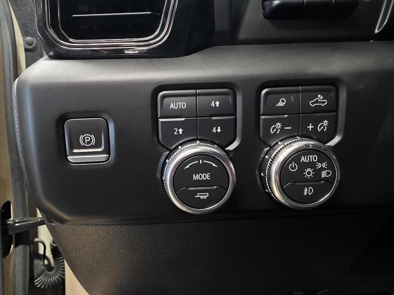 GMC Sierra 1500 4WD Crew Cab 147" AT4 2022