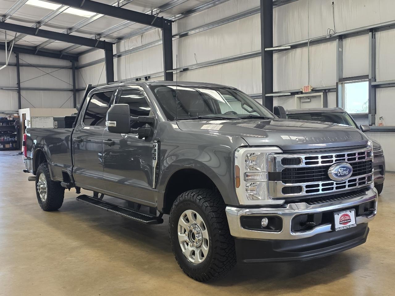 Ford Super Duty F-350 SRW XLT 4WD Crew Cab 8' Box 2024