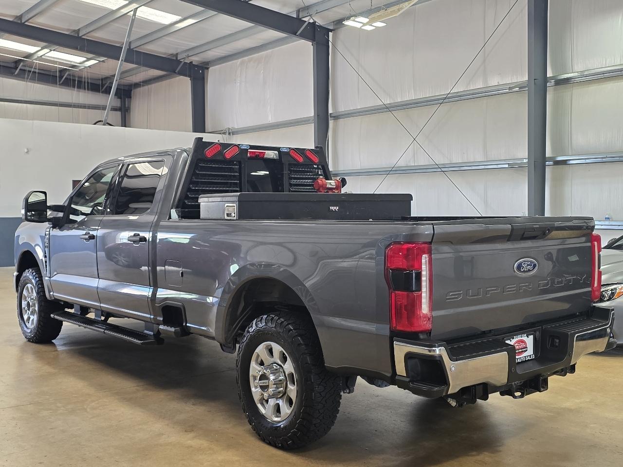 Ford Super Duty F-350 SRW XLT 4WD Crew Cab 8' Box 2024