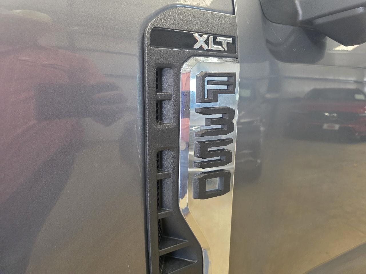 Ford Super Duty F-350 SRW XLT 4WD Crew Cab 8' Box 2024