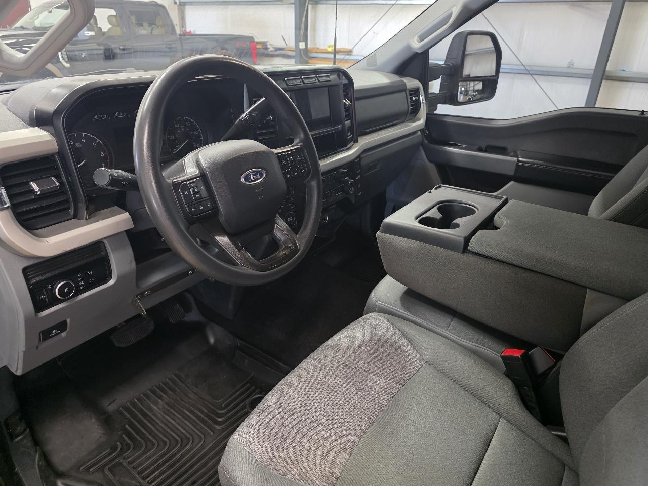 Ford Super Duty F-350 SRW XLT 4WD Crew Cab 8' Box 2024