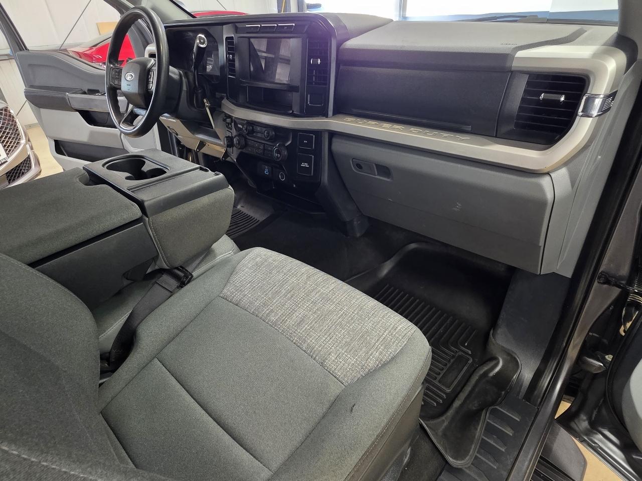 Ford Super Duty F-350 SRW XLT 4WD Crew Cab 8' Box 2024