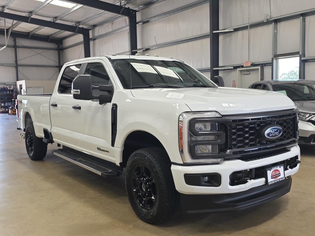 Ford Super Duty F-350 SRW XL 4WD Crew Cab 8' Box 2023