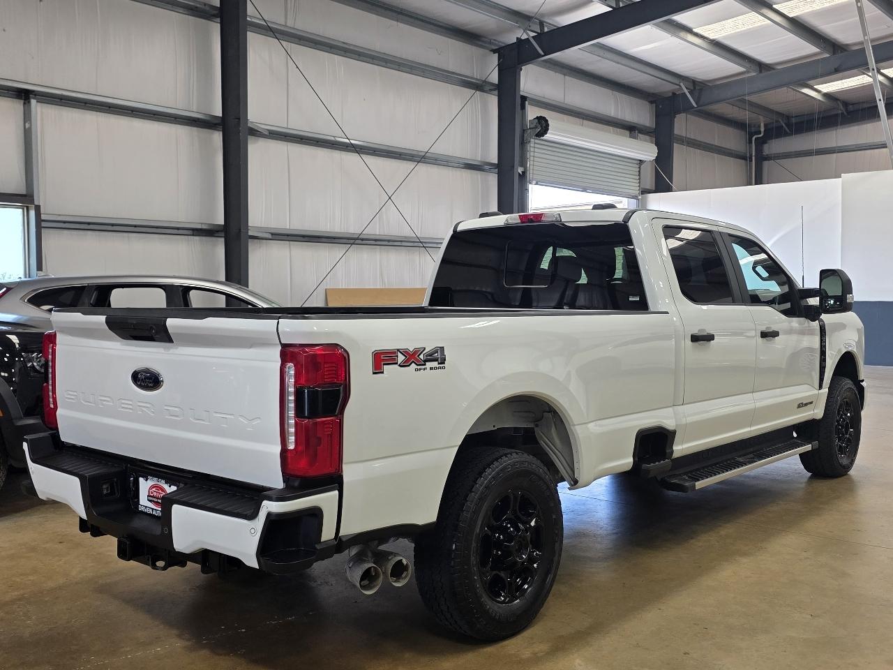 Ford Super Duty F-350 SRW XL 4WD Crew Cab 8' Box 2023