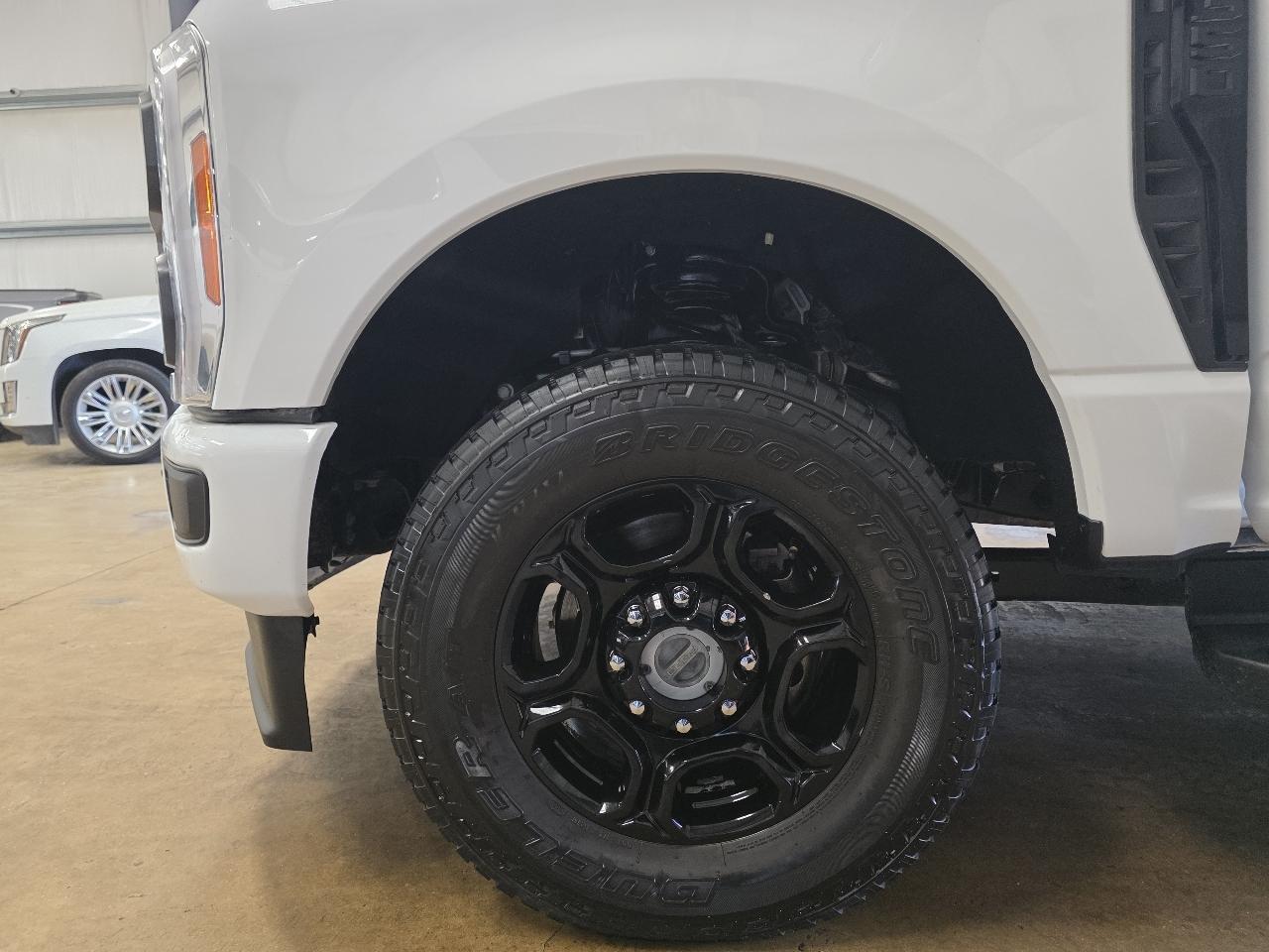 Ford Super Duty F-350 SRW XL 4WD Crew Cab 8' Box 2023