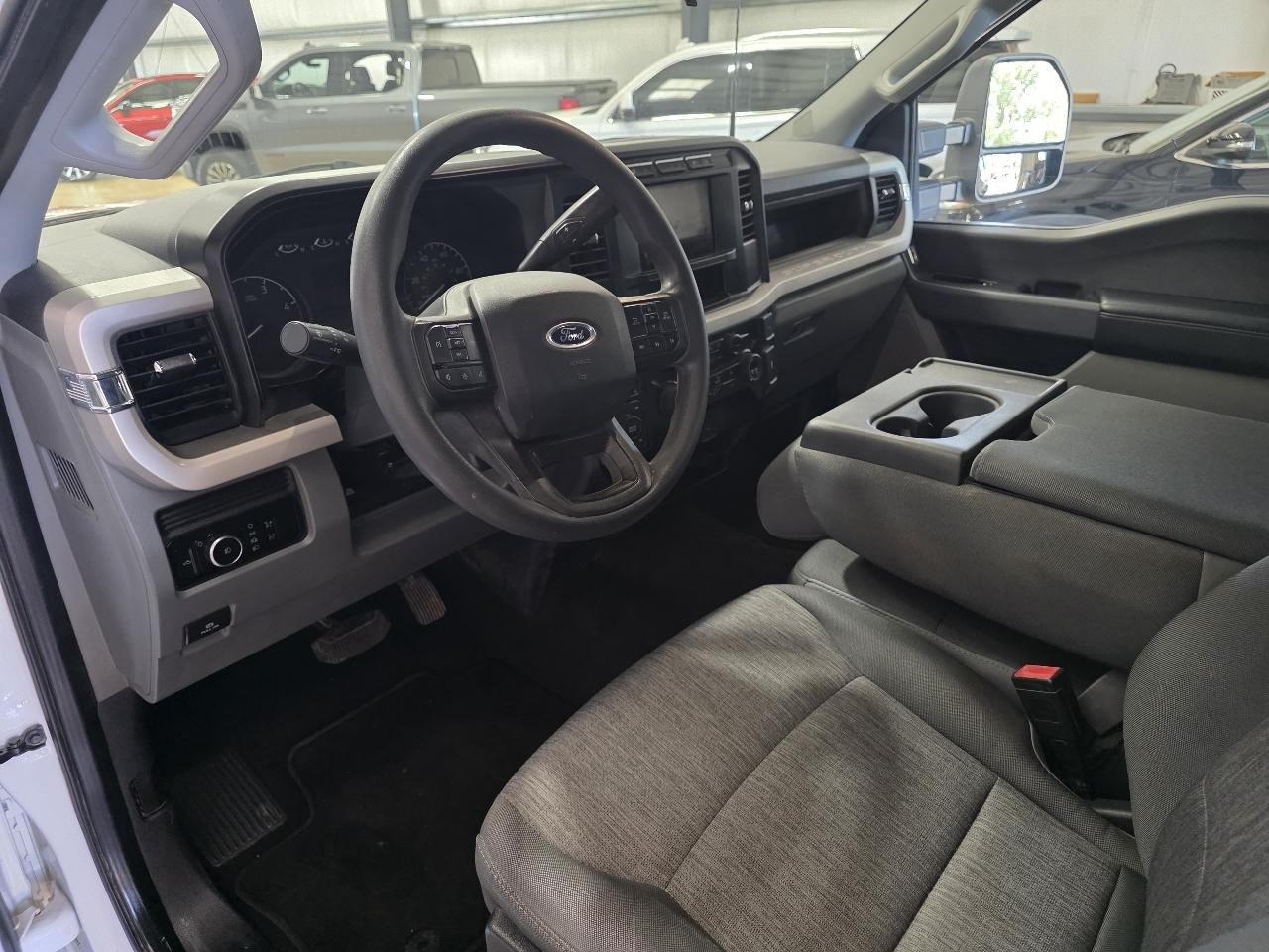 Ford Super Duty F-350 SRW XL 4WD Crew Cab 8' Box 2023