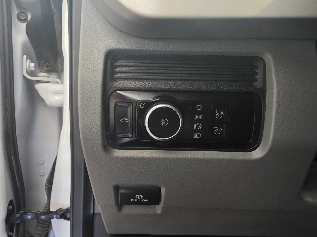 Ford Super Duty F-350 SRW XL 4WD Crew Cab 8' Box 2023