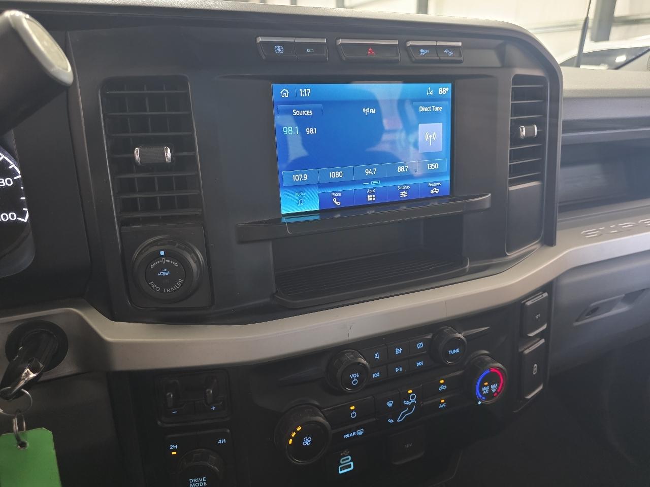 Ford Super Duty F-350 SRW XL 4WD Crew Cab 8' Box 2023
