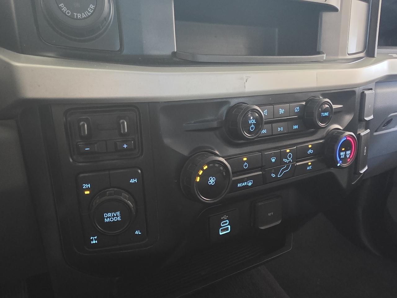 Ford Super Duty F-350 SRW XL 4WD Crew Cab 8' Box 2023