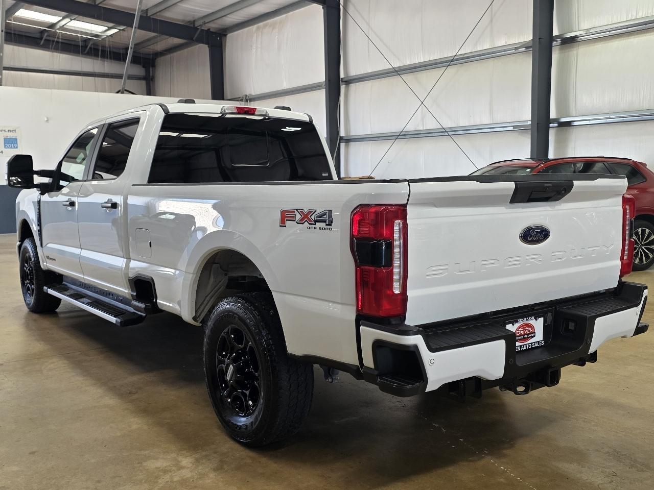 Ford Super Duty F-350 SRW XL 4WD Crew Cab 8' Box 2023