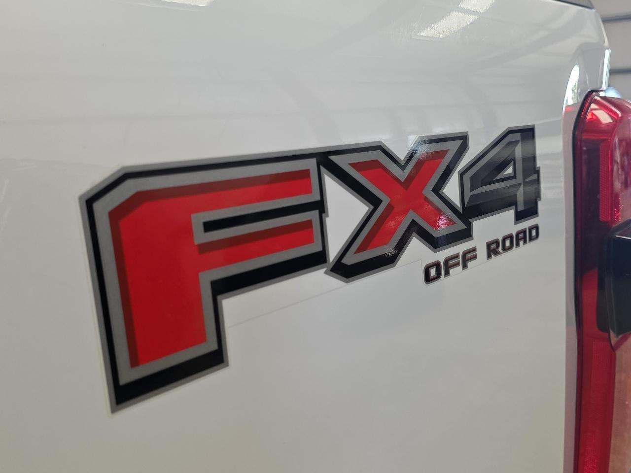Ford Super Duty F-350 SRW XL 4WD Crew Cab 8' Box 2023