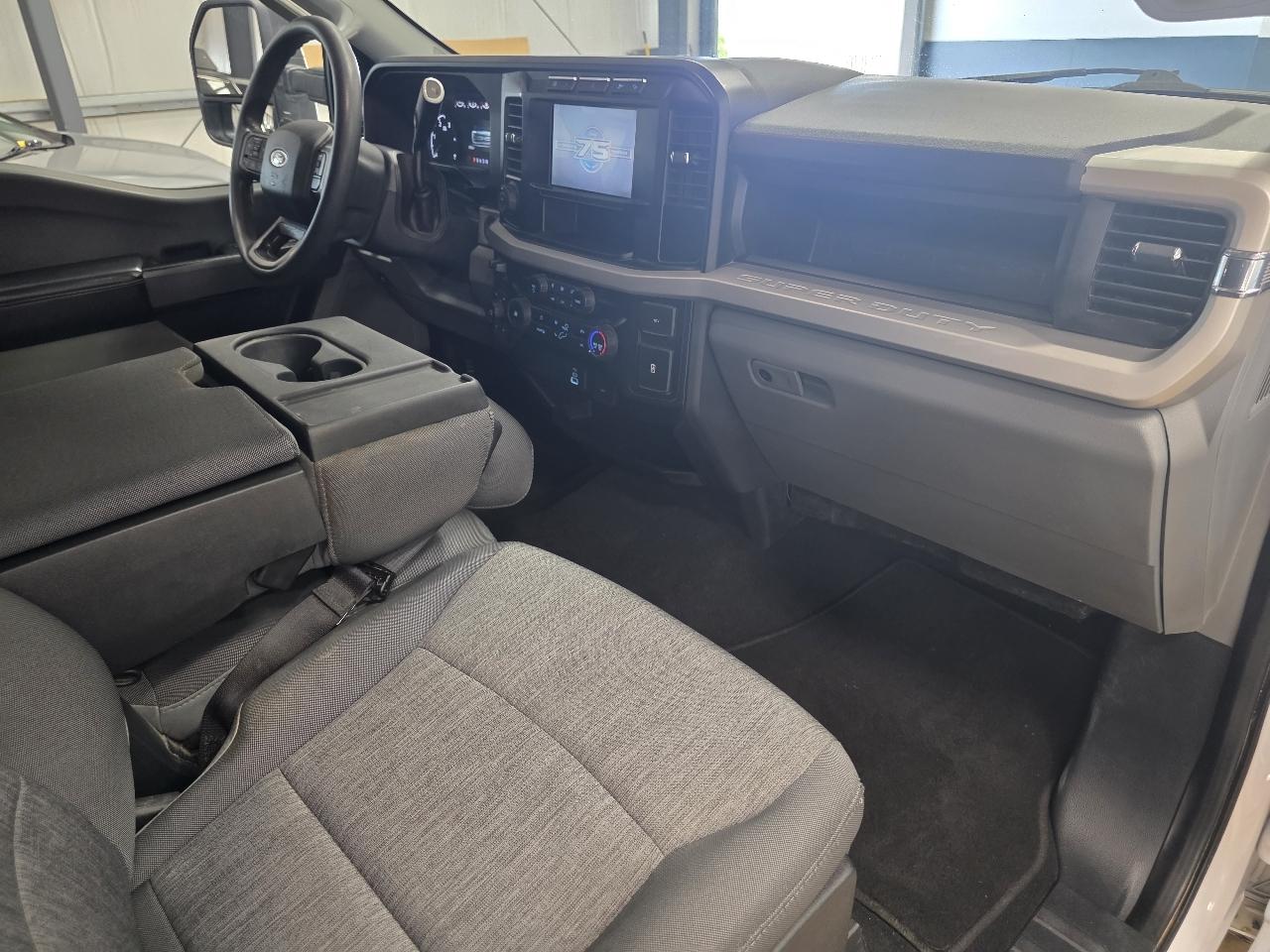 Ford Super Duty F-350 SRW XL 4WD Crew Cab 8' Box 2023