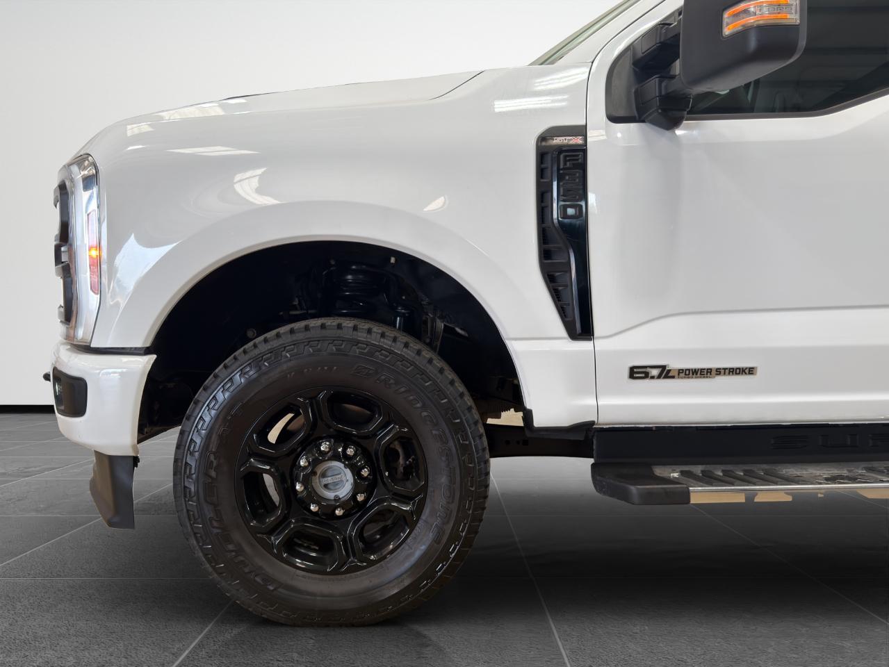 Ford Super Duty F-350 SRW XL 4WD Crew Cab 8' Box 2023