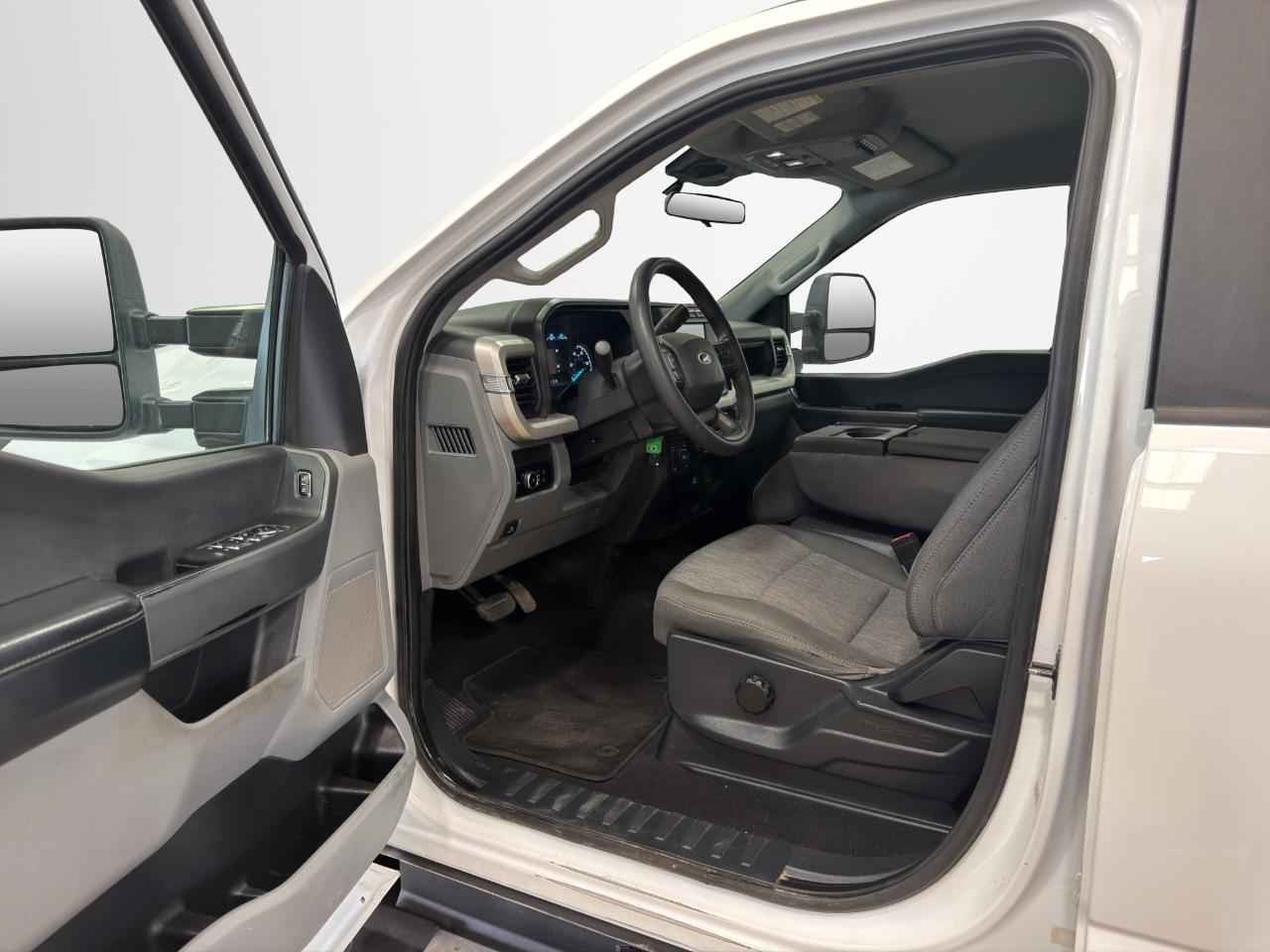 Ford Super Duty F-350 SRW XL 4WD Crew Cab 8' Box 2023