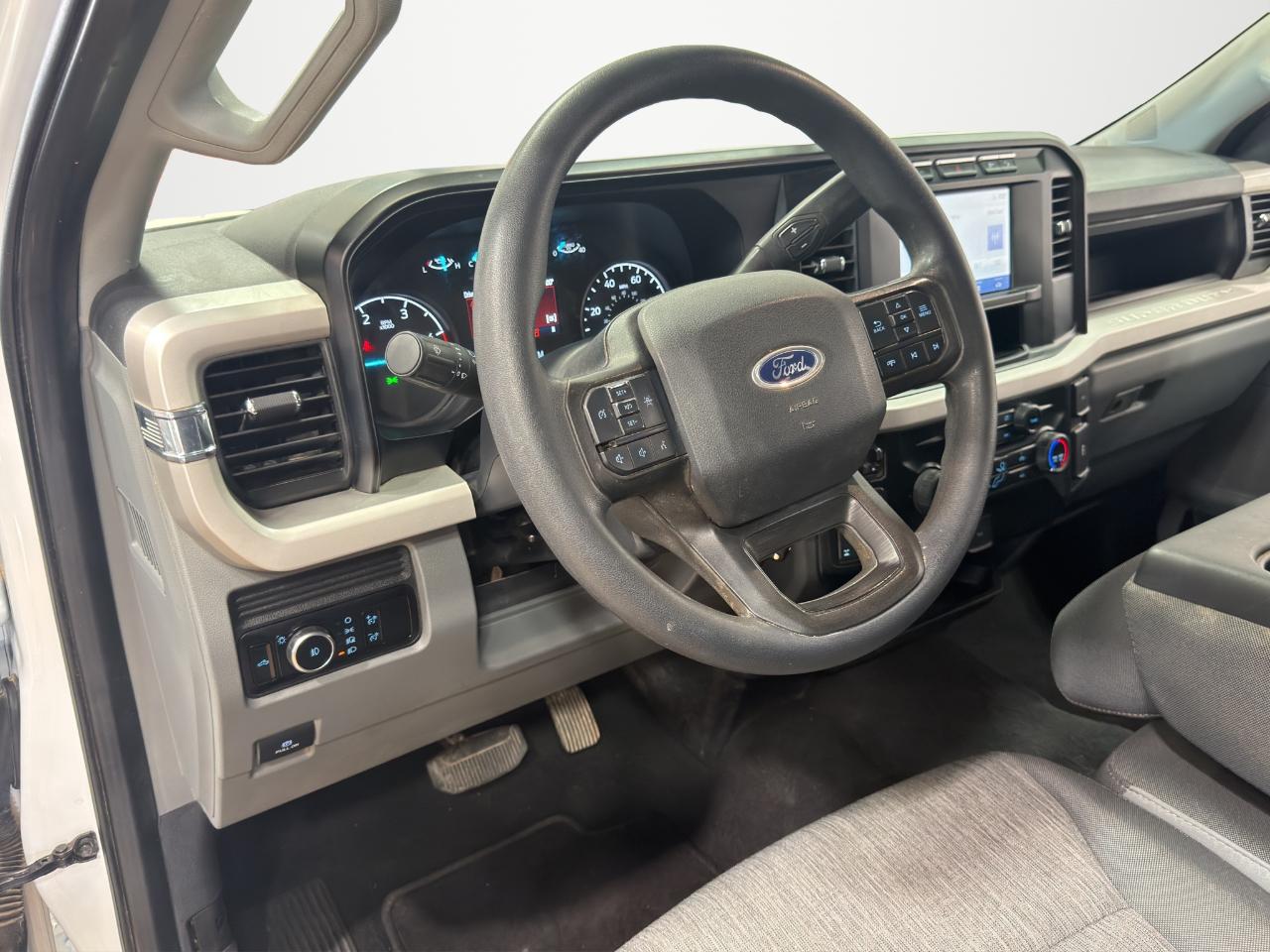 Ford Super Duty F-350 SRW XL 4WD Crew Cab 8' Box 2023