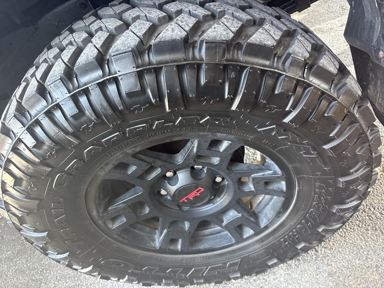 Toyota Tacoma SR5 Double Cab 5' Bed V6 4x4 AT (Natl) 2017