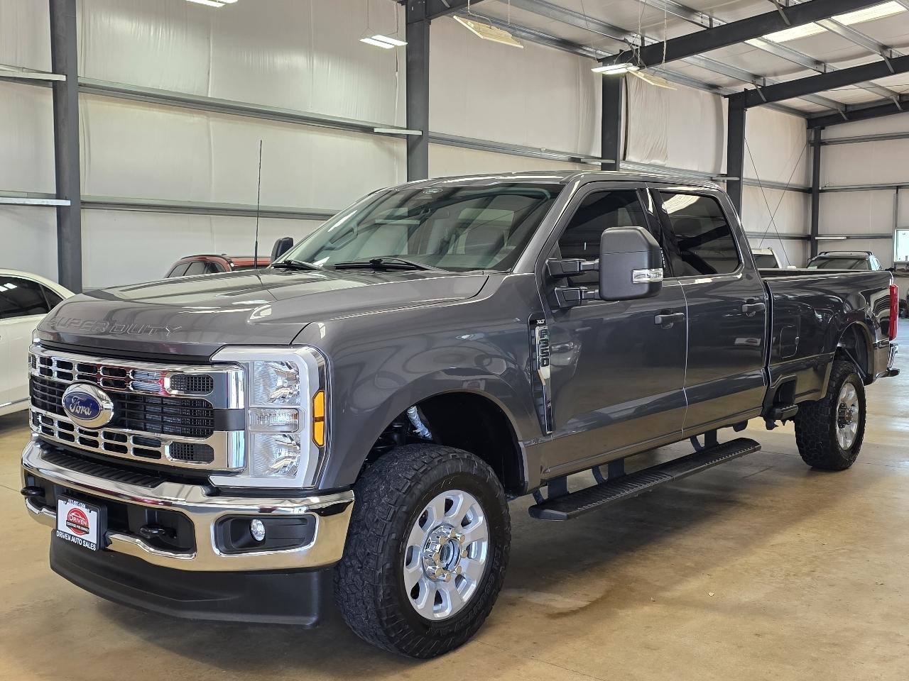 Ford Super Duty F-350 SRW XLT 4WD Crew Cab 8' Box 2024