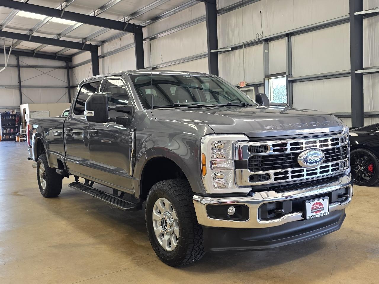 Ford Super Duty F-350 SRW XLT 4WD Crew Cab 8' Box 2024
