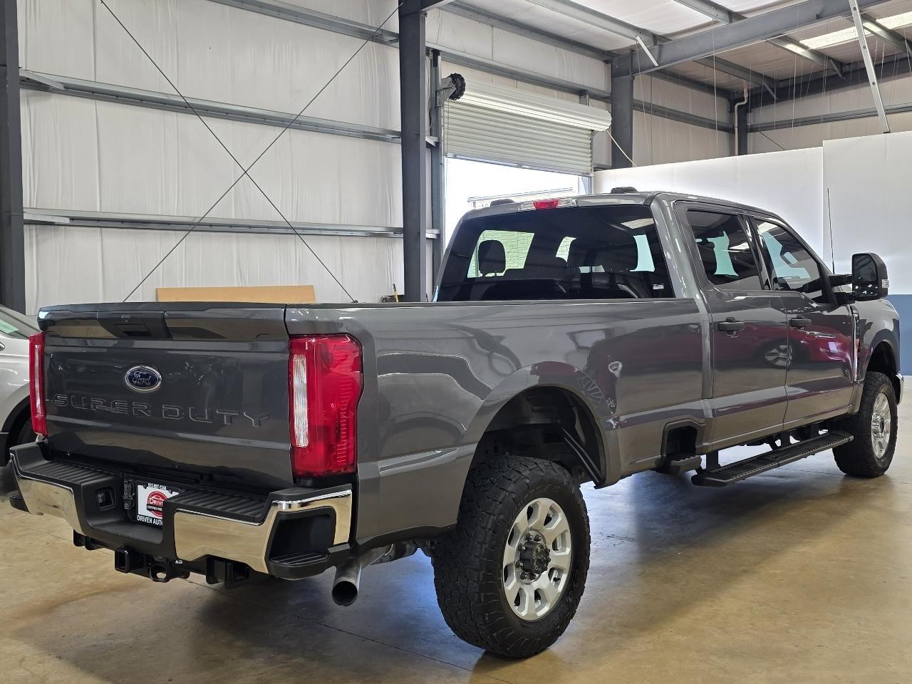 Ford Super Duty F-350 SRW XLT 4WD Crew Cab 8' Box 2024